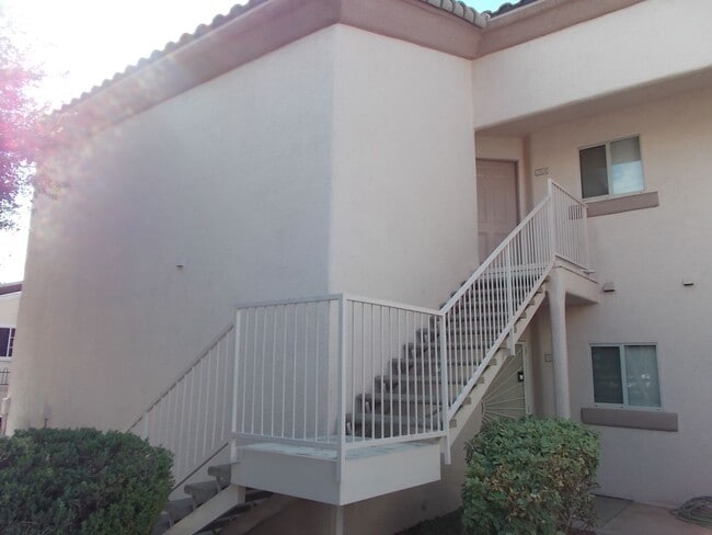 Building Photo - Charming 2 Bed / 2 Bath Condo with Fireplace & Balcony – Prime Location!