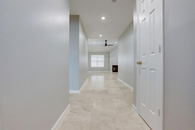 Building Photo - 4239 Park Ridge Dr