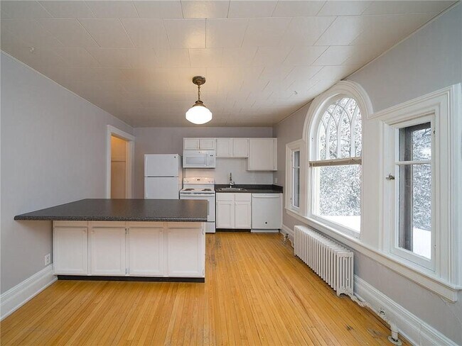 Cocina con despensa - 240 Culver Rd