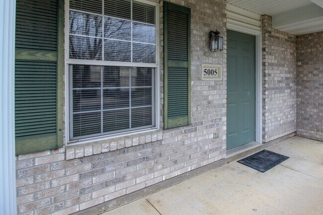 Foto del edificio - Spacious 4BR/2BA Duplex with 1 Car Garage & Washer/Dryer Included!