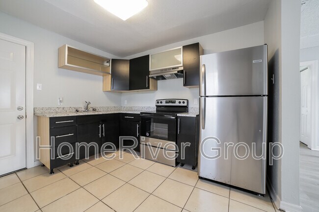 Foto del edificio - 3110 W Hartnett Ave