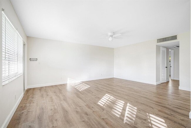 Building Photo - 2455 NE 51st St