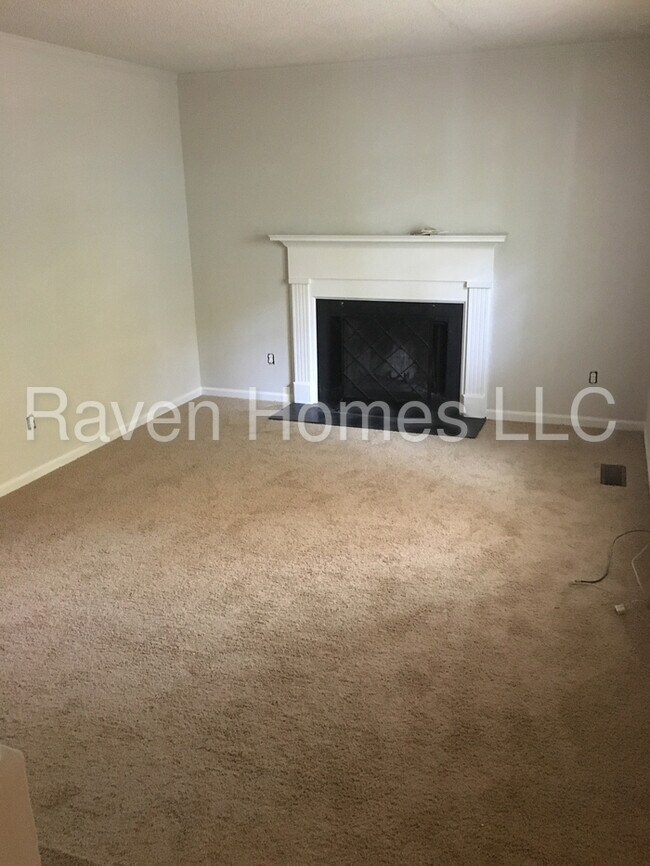 Building Photo - newly remodeled House in great location