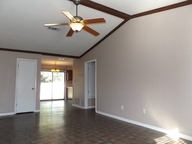 Building Photo - Spacious 2 / 1.5 duplex with a garage in t...