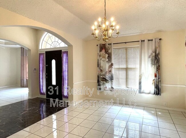 Building Photo - 1307 Edinboro Ln