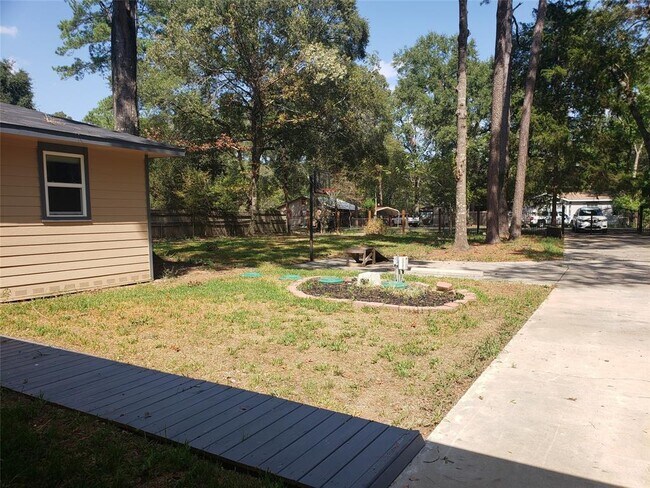 Building Photo - 15360 Lilly Dr