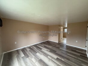 Building Photo - 156 Forest St