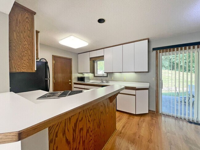 Foto del edificio - 4-Level Home with Fireplace & Big Yard is ...