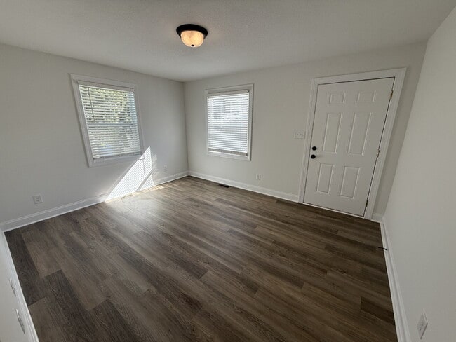 Building Photo - 15 Maple St