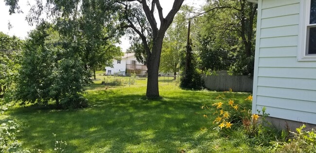 Building Photo - 306 Sycamore St