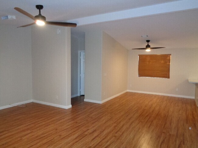 Building Photo - Terrific 3 bed/2 bath home with  ton of pr...