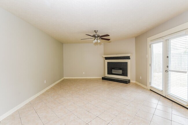 Foto del edificio - 8310 Woodland Willows Dr
