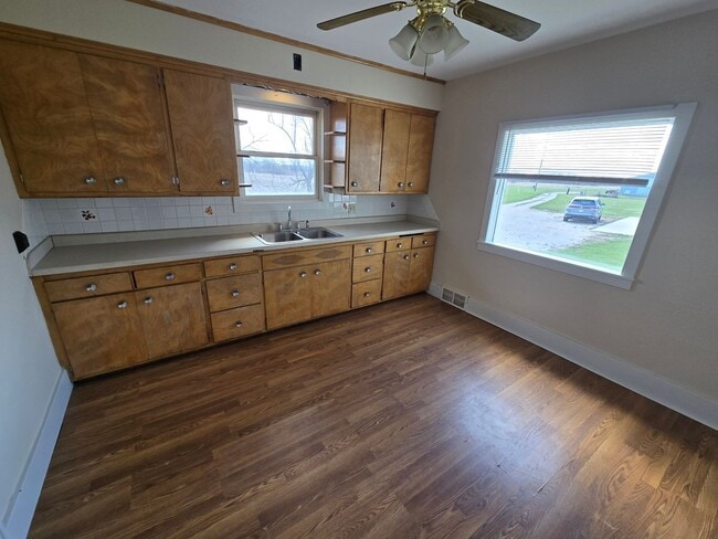 Building Photo - Large 4 Bedroom Farmhouse
