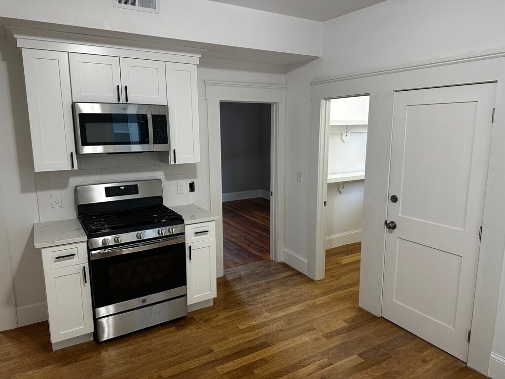 Primary Photo - 10 Sutton St