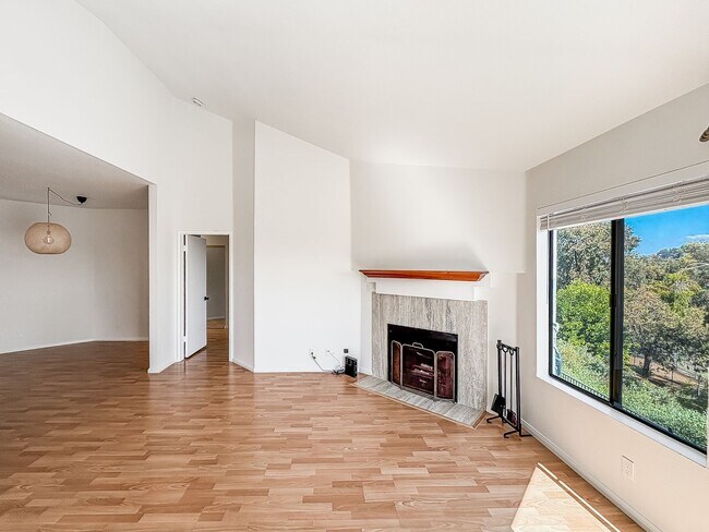 Foto del edificio - Stunning 2BD/2BA Condo in Scripps Ranch with Lake Miramar Views, In-Unit Laundry & Trail Access