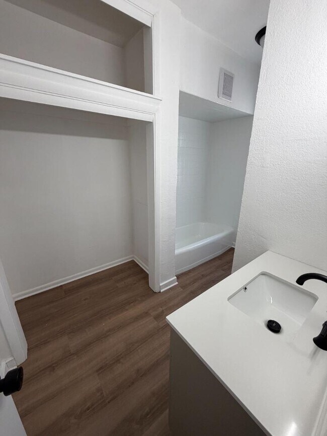 Foto del edificio - 3770 E Somers Ave