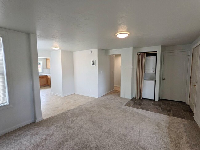 Building Photo - 2 Bedroom Duplex unit with Private Fenced ...