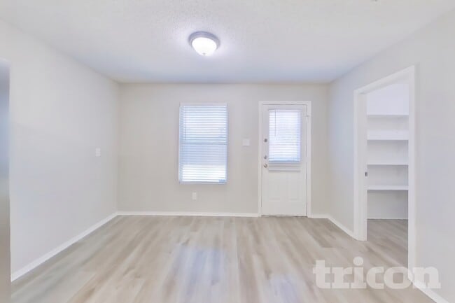 Building Photo - 2328 White Oak Dr