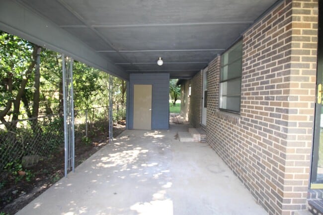 Building Photo - 410 Williams St