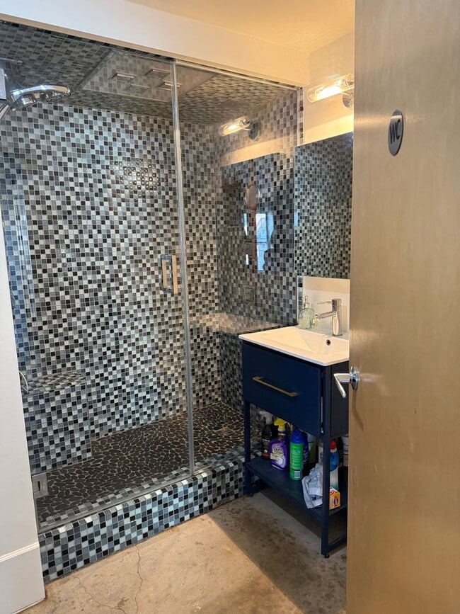 Building Photo - 1 Bedroom Fully Furnished Gem*