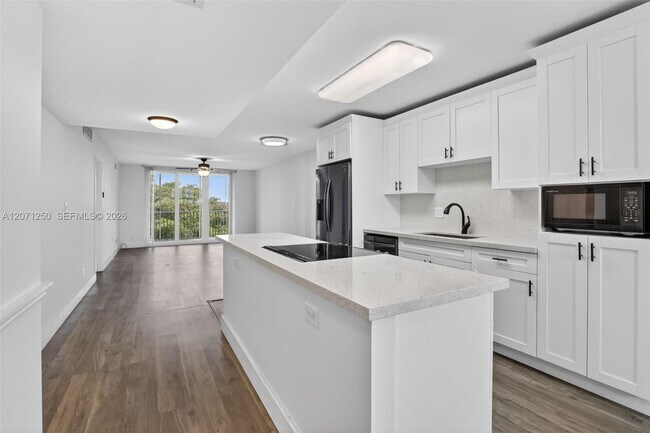 Building Photo - 250 Jacaranda Dr