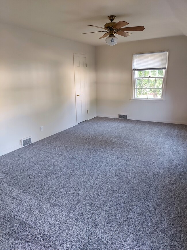 Master bedroom - 928 Lundvall Ave