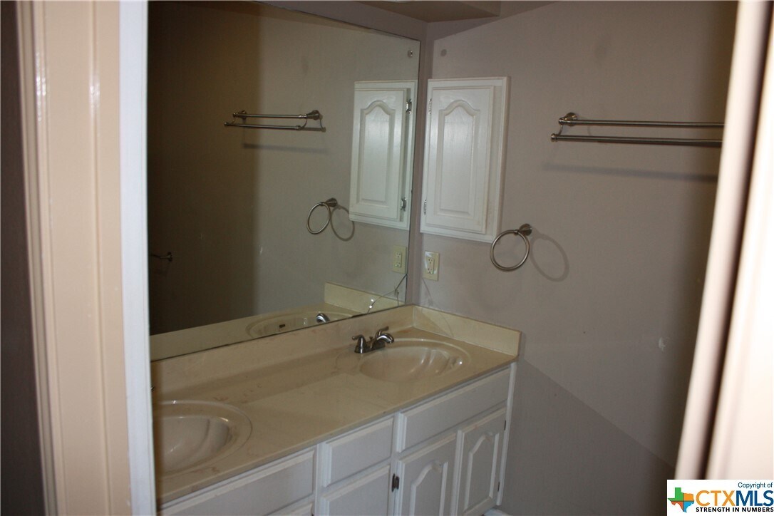 Foto del edificio - 421 Watts Ln