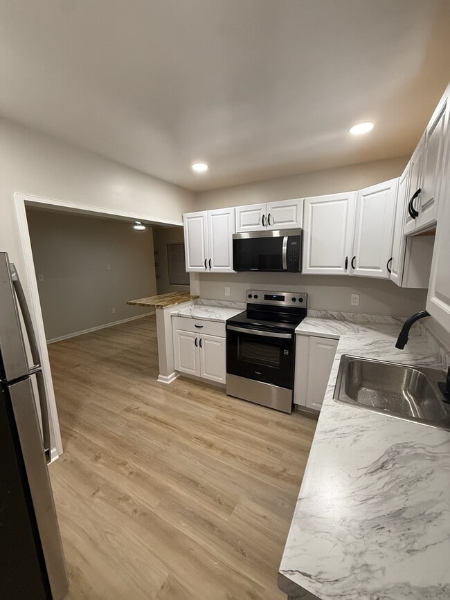 Building Photo - 627 Shady Ln Dr