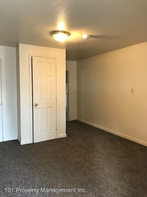 Primary Photo - 2200 S State St