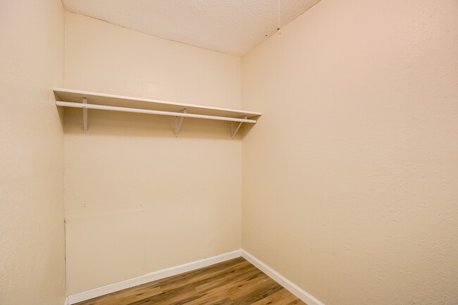 Building Photo - 1337 Arkwright St N