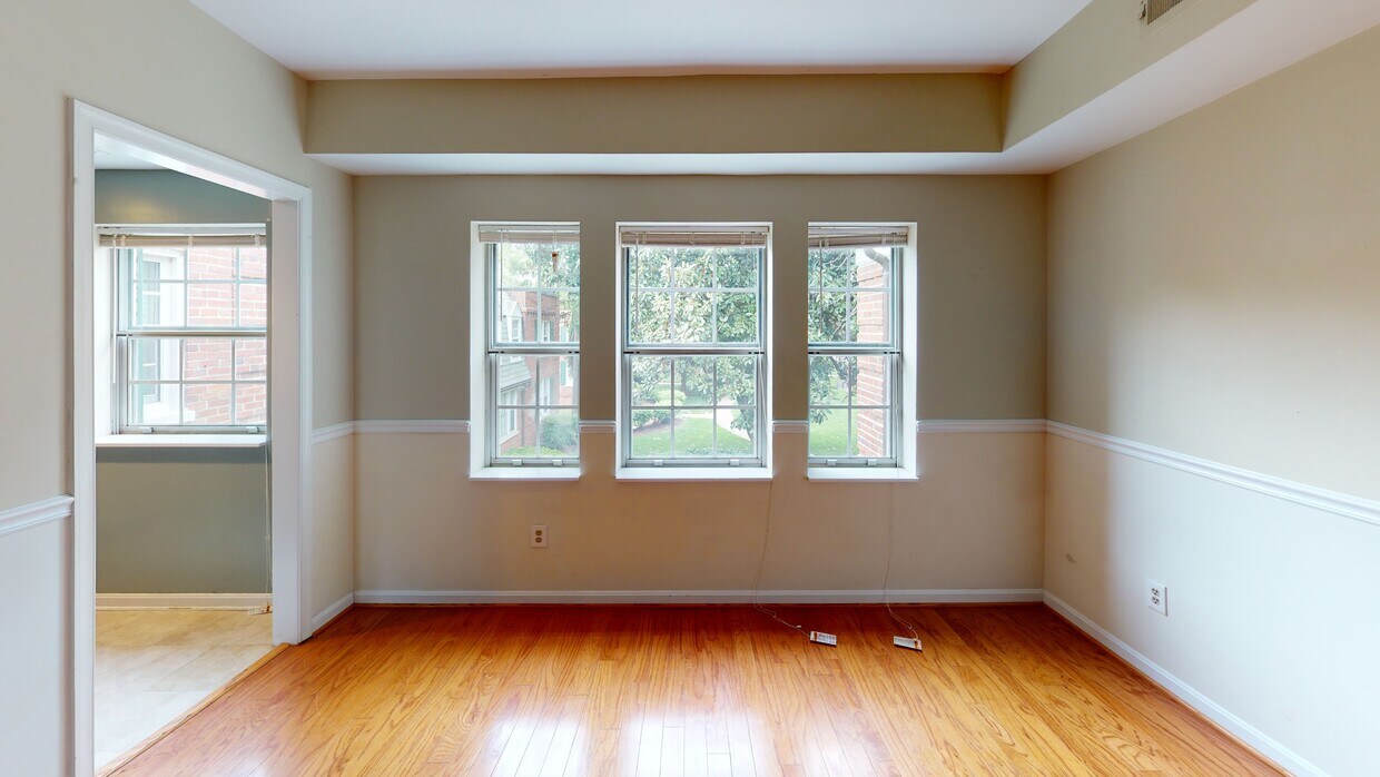 Primary Photo - 1720 Queens Ln