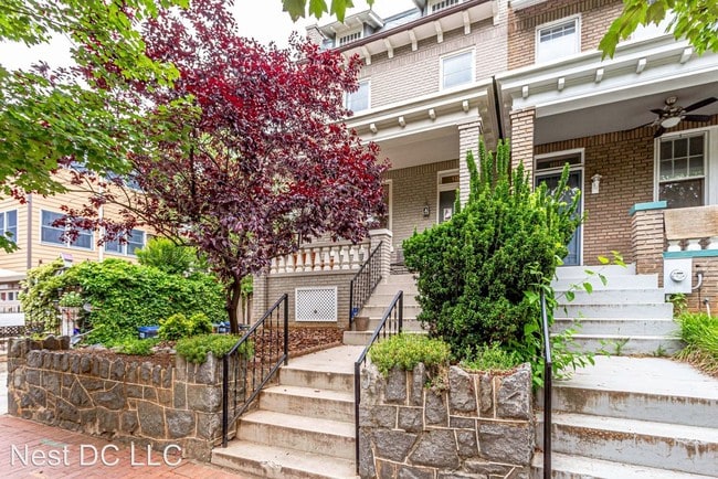 Building Photo - 1010 C St SE