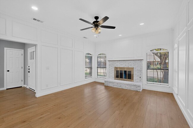 Foto del edificio - Beautifully Renovated Home In Carrollton Ready For Move-in