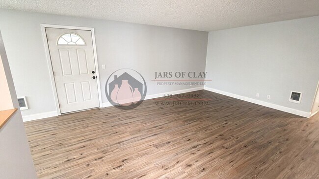 Building Photo - Single Level Duplex- Rent Ready