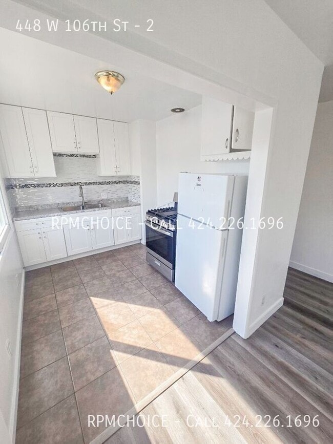 Building Photo - 448 W 106th St