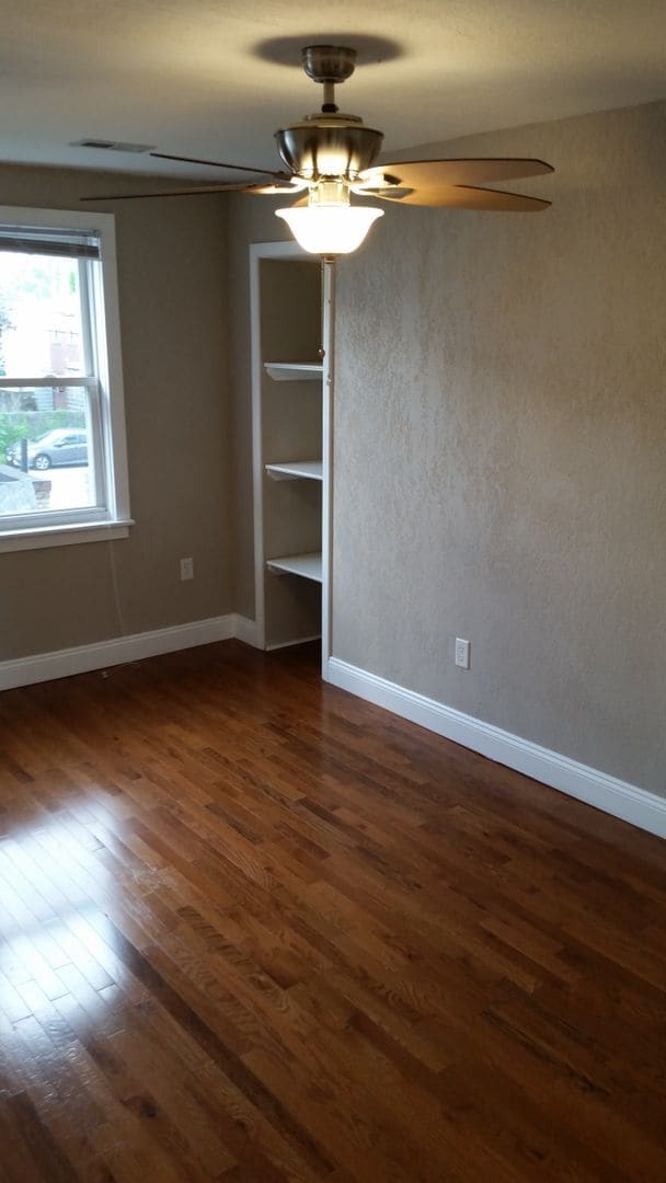 Building Photo - Charming 3 Bedroom Reno In South Side. Ope...