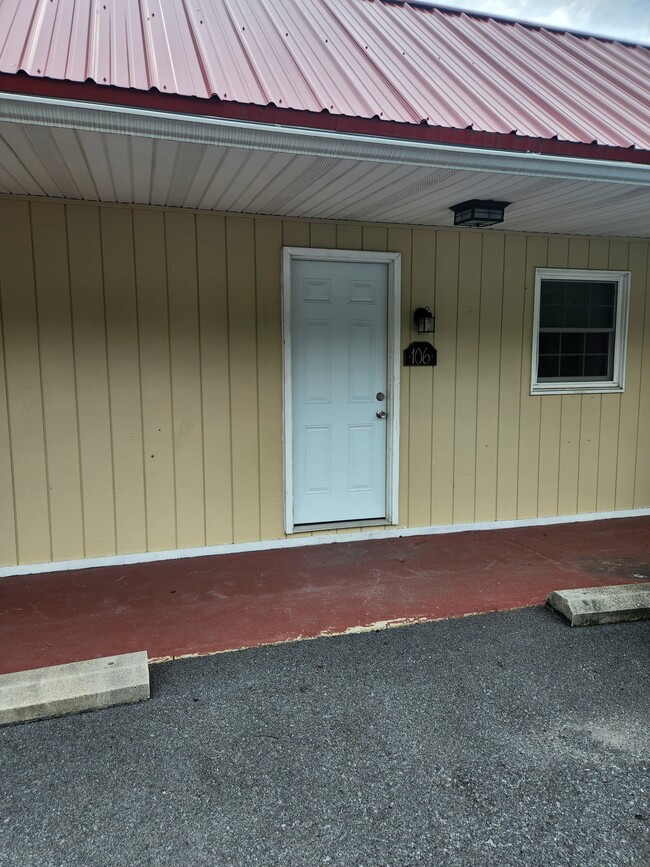 Building Photo - 9349 Valley Rd
