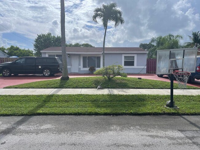 Foto del edificio - 1730 SW 64th Terrace