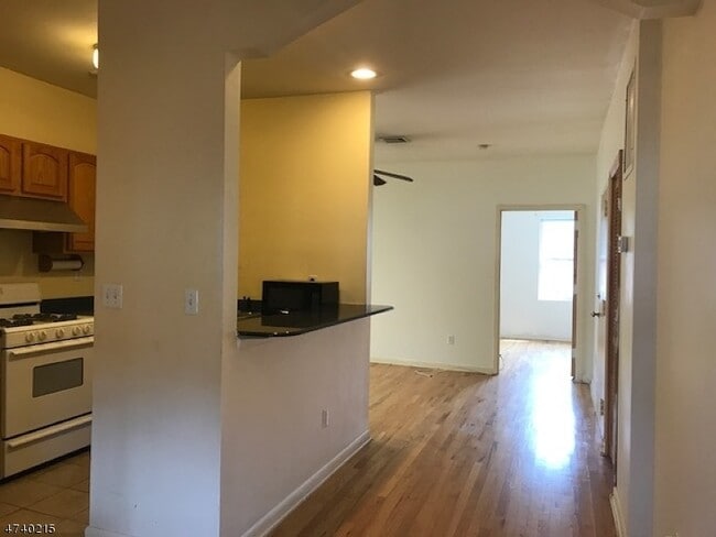 Building Photo - 41 N Ave E