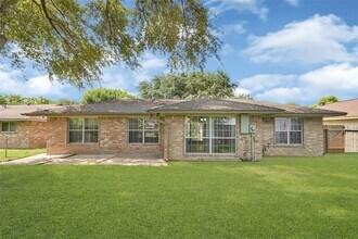 Building Photo - 7323 Log View Dr
