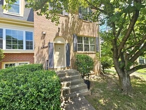 Building Photo - 4719 Gainsborough Dr