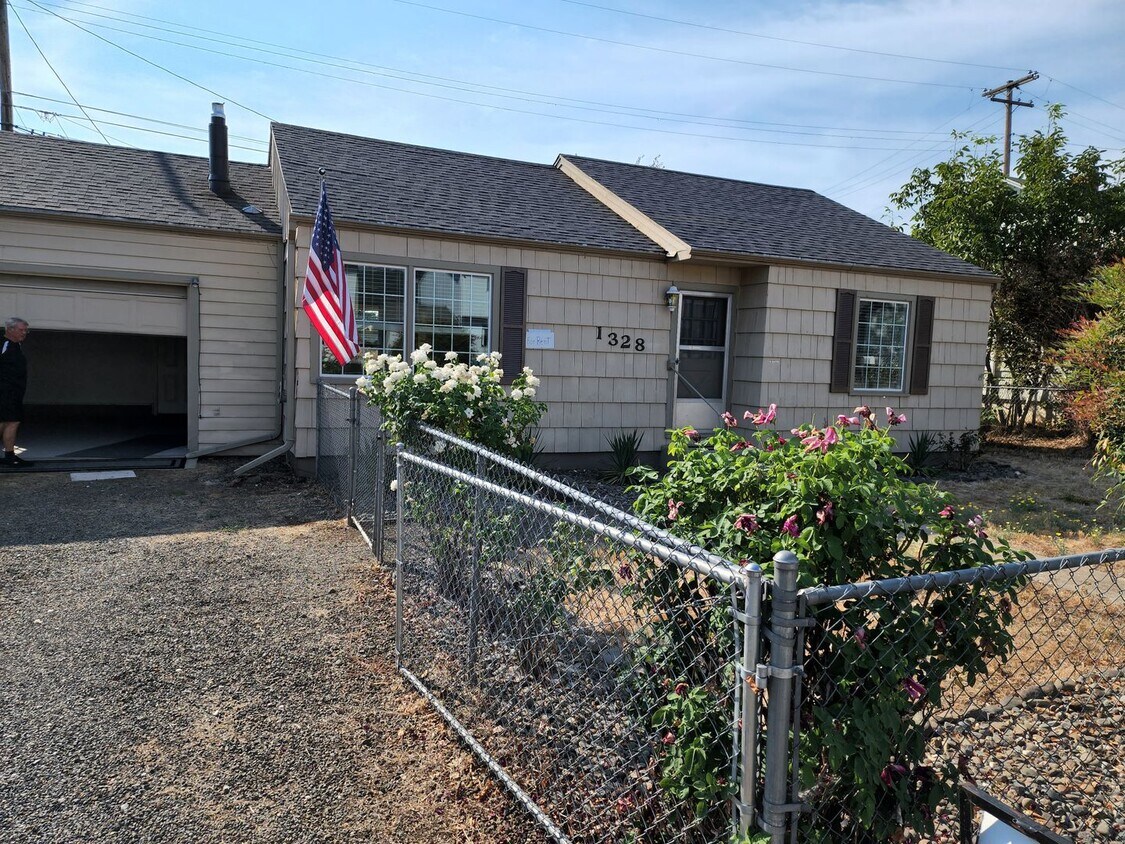 Primary Photo - Cute 2-bedroom Bungalow home