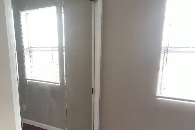 Dormitorio - 722 Raleigh St