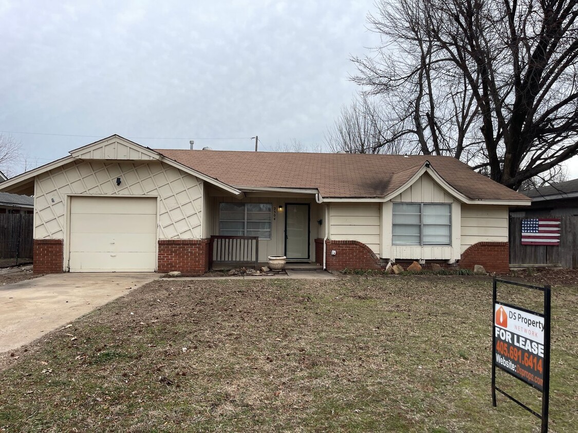 Primary Photo - New paint and Carpet, cutest 3 bed 1.5 bat...