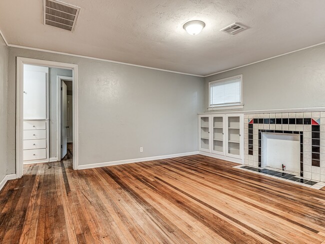 Building Photo - Cute Remodeled Bungalow in the heart of OKC!