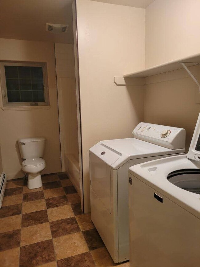 Baño y lavandería - 104 7th St