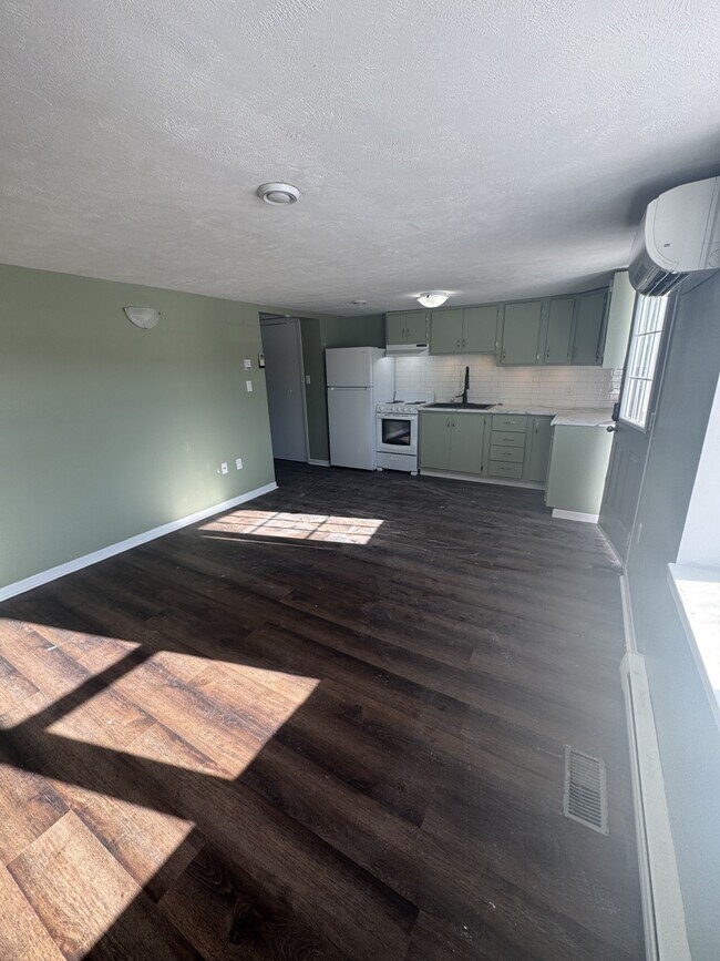Building Photo - 10437 Rue Principale