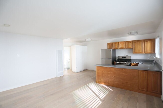 Building Photo - Contemporary, second floor 1BR/1BA in Oakl...