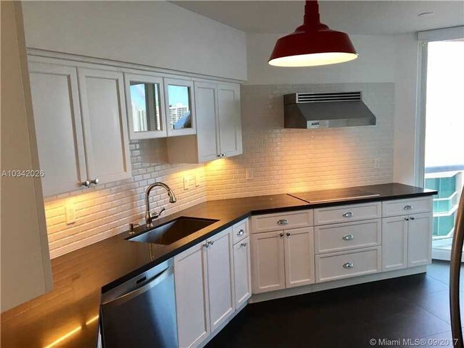 Building Photo - 3370 Hidden Bay Dr