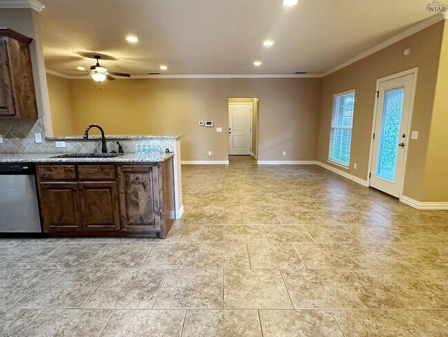Foto del edificio - 6018 Oakmont Dr